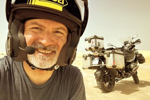 Alessandro Marangio, presidente di Epic Routes Community, con il casco accanto alla sua moto