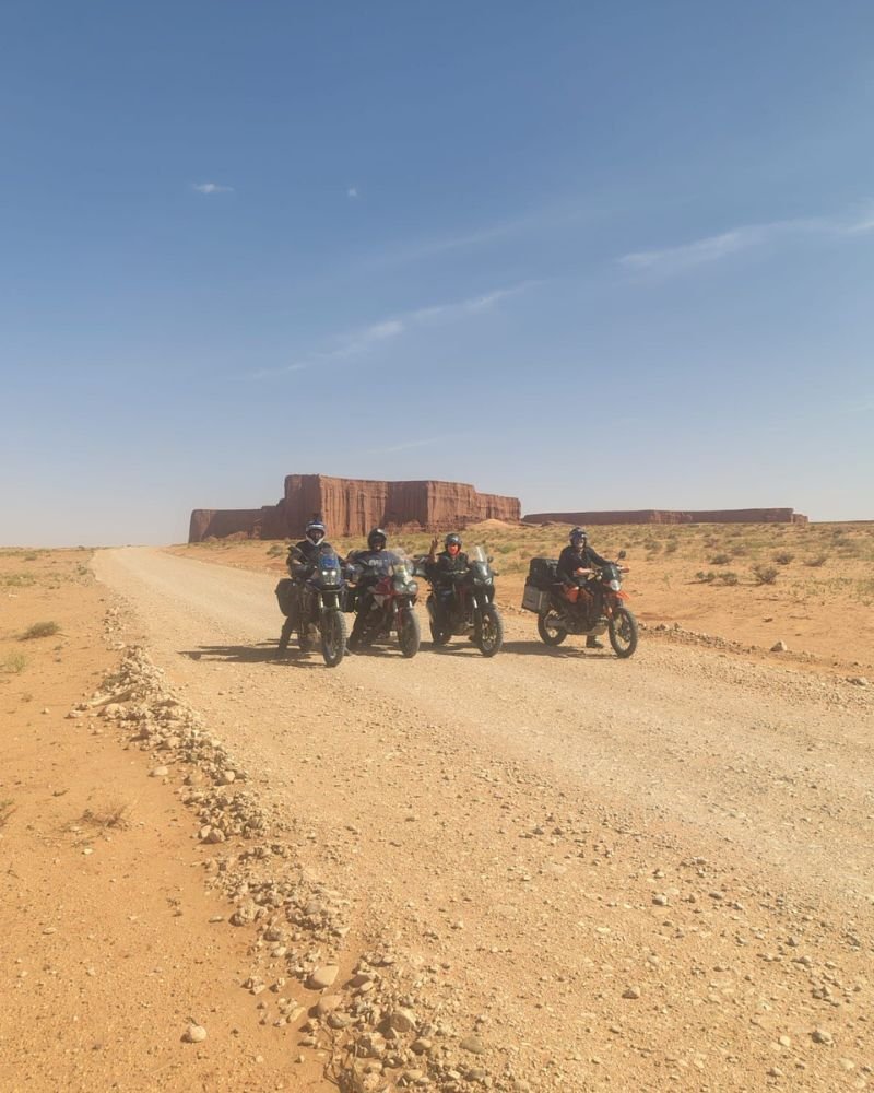 Motociclisti Epic Routes in pista nel deserto algerino – viaggio in moto Algeria