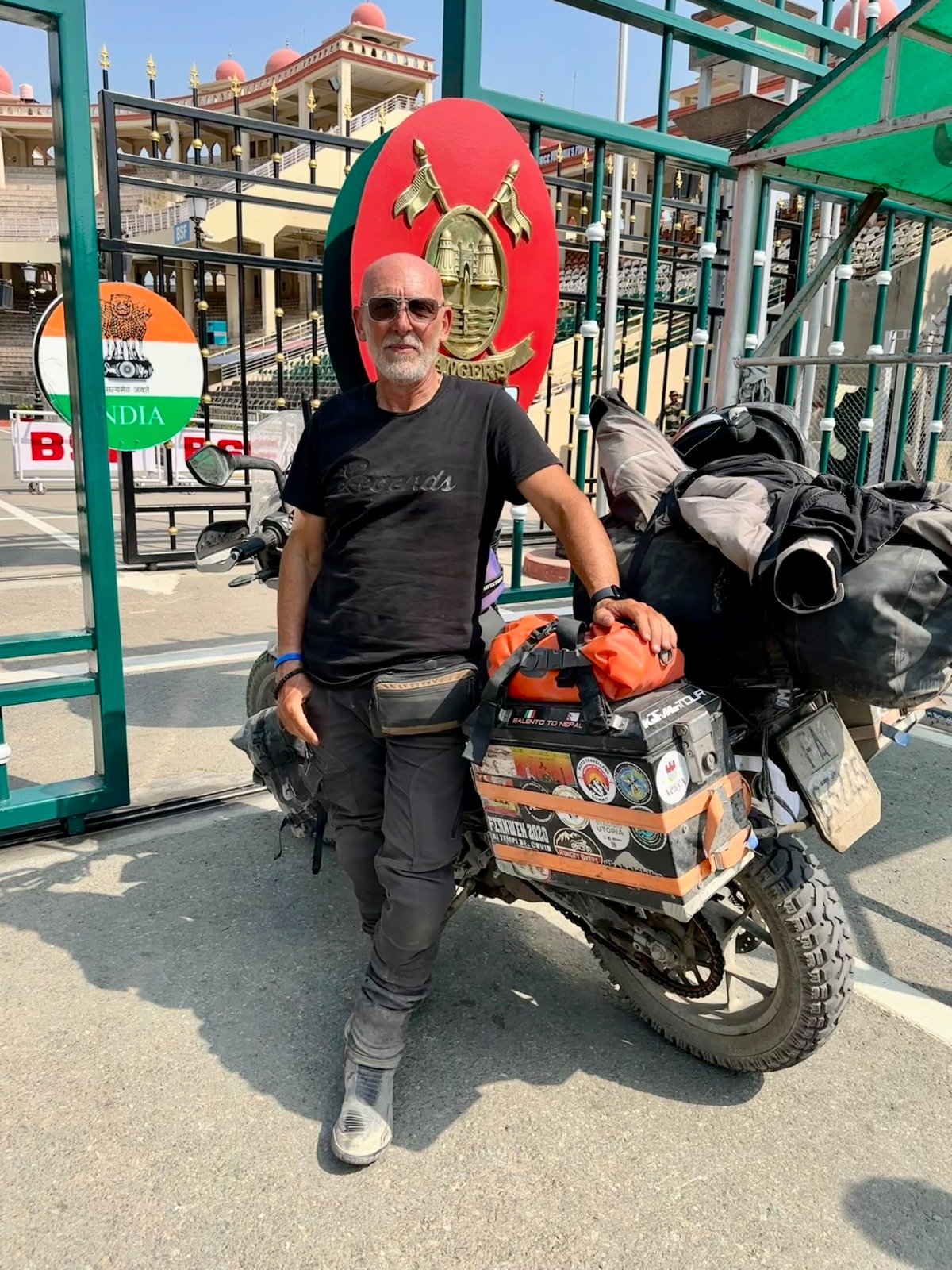 Antonio Rocco Cossa – KOSSOVIC con la sua moto alla frontiera indiana durante il viaggio in moto in India