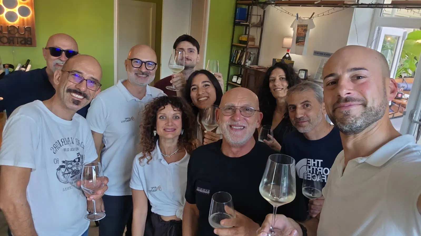 Contatti Epic Routes Community: un gruppo della community brinda insieme durante un aperitivo col viaggiatore