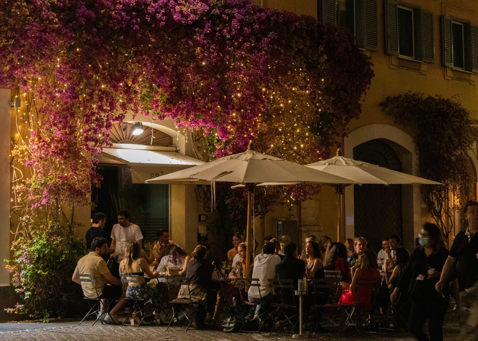 Aperitivo col Viaggiatore del Capitolo di Roma di Epic Routes Community: tavolini all'aperto tra luci e fiori per i racconti di viaggio