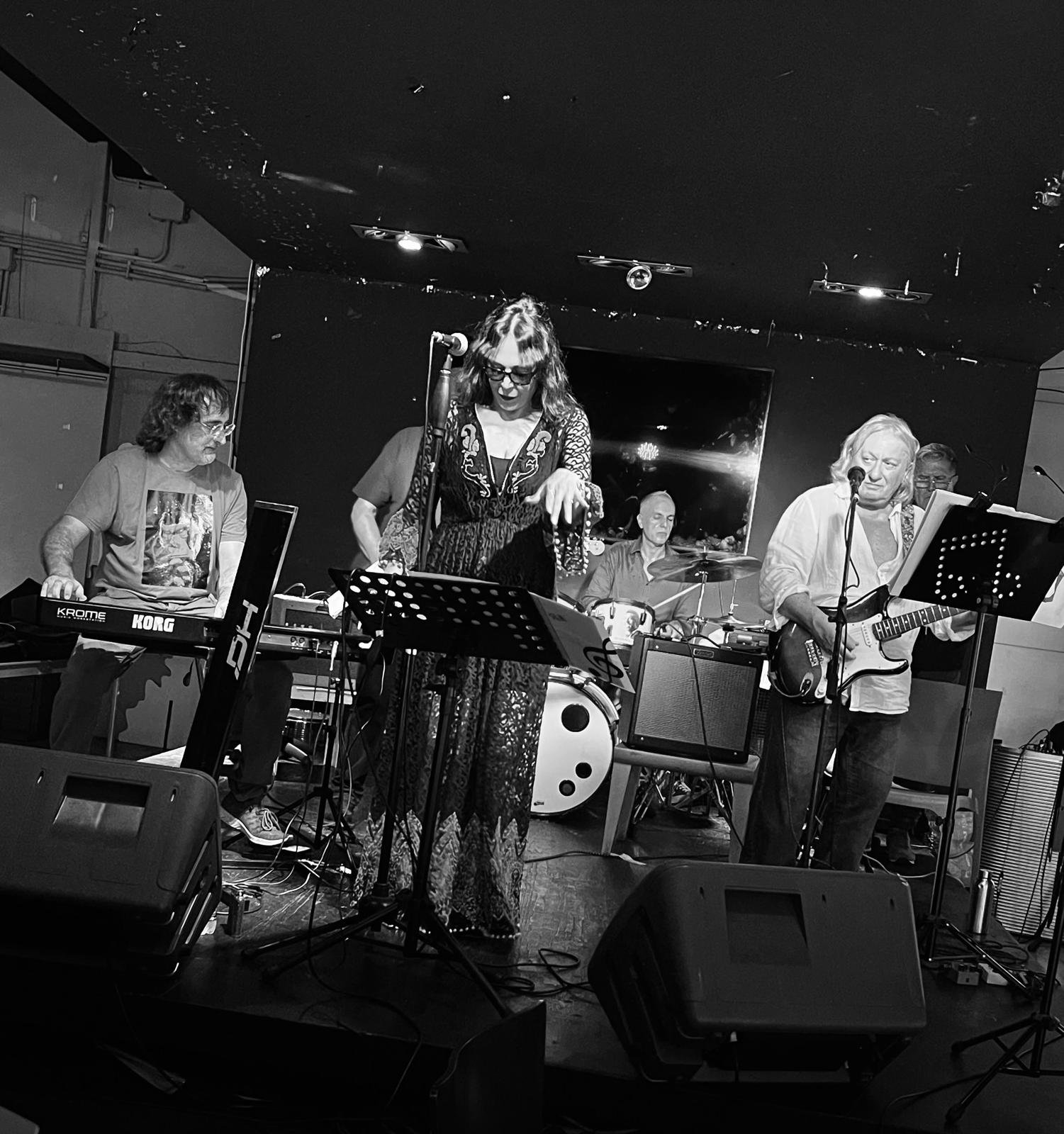 Concerto rock dal vivo con l'Epic Router Ilaria Sequino: le serate musicali del Capitolo di Roma di Epic Routes Community