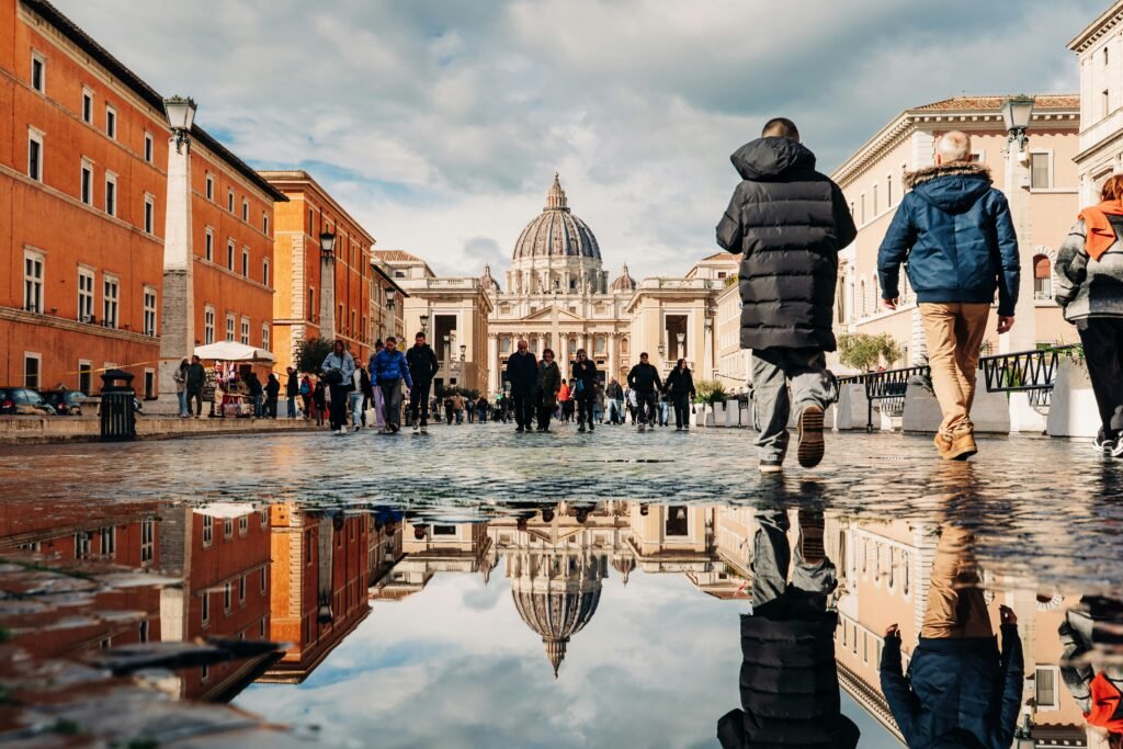 Passeggiata culturale del Capitolo di Roma di Epic Routes Community in Piazza San Pietro, con la cupola della Basilica