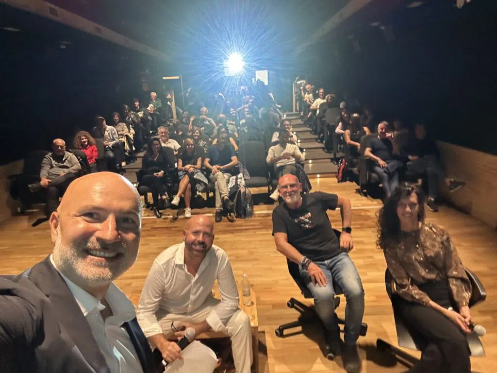 Alessandro Marangio, Piergianni Martina e Luciano Schito insieme presso il Cinelab G. Bertolucci di Apulia Film Commission, per la presentazione alla Community di Epic Routes del libro ed omonimo docufilm "Sotto il velo del karma", scritto da Antonio Rocco Cossa e diretto da Laura Catullo.