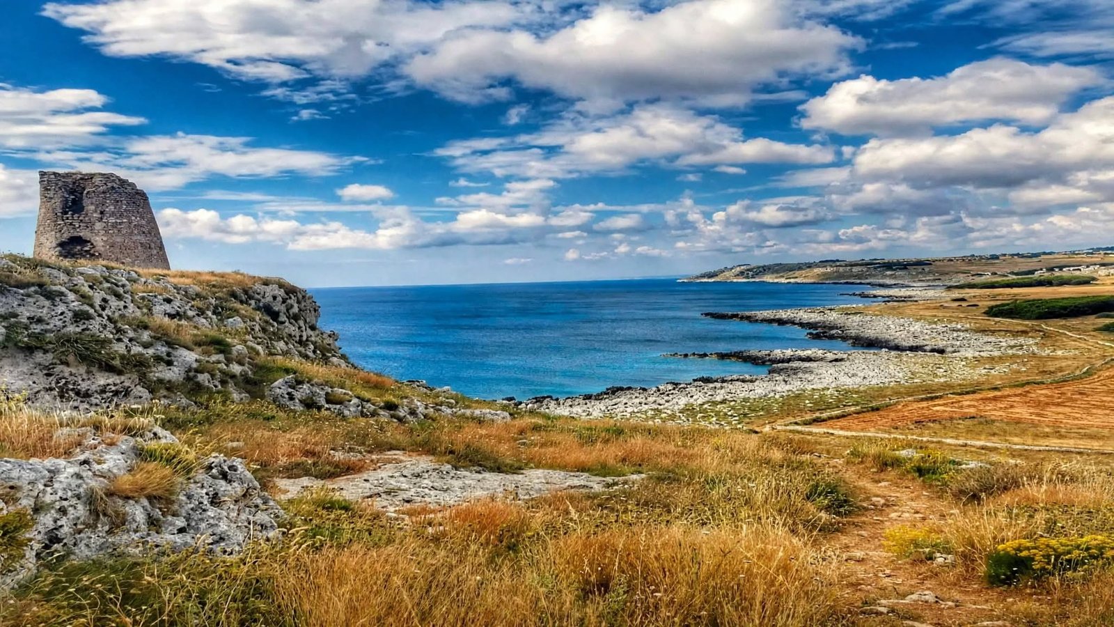 Torre Sant'Emiliano sulla scogliera tra Otranto e Porto Badisco, tappa del trekking Epic Routes