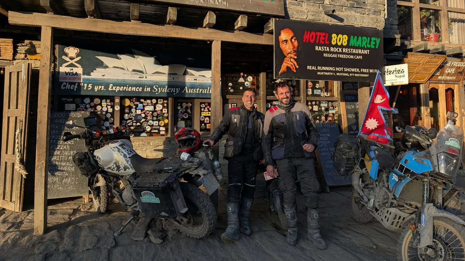Gianni Fersini e Salvatore D’Emilio con le loro moto a Muktinath, in Nepal, ospiti dell’Aperitivo col Viaggiatore a Roma