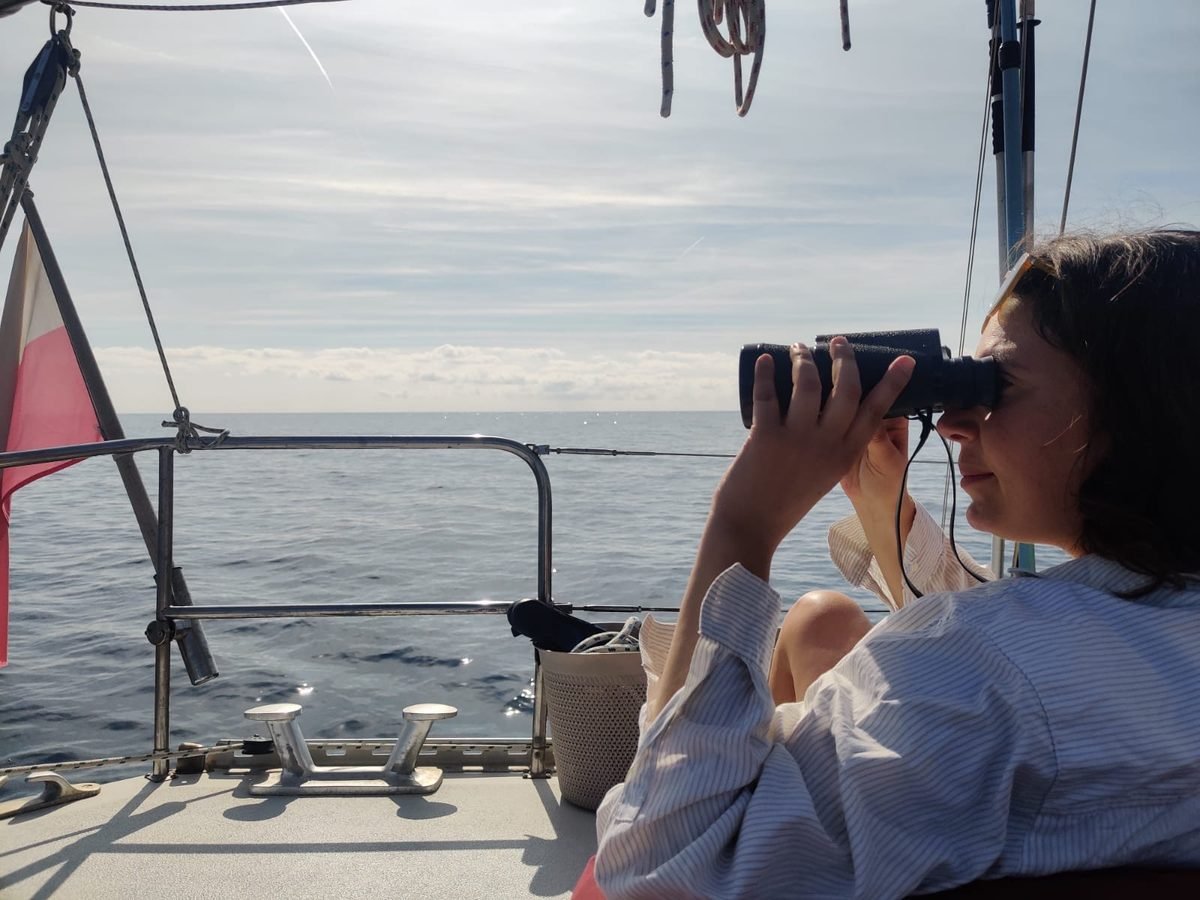 Avvistamento cetacei con il binocolo da una barca a vela nel mare del Salento