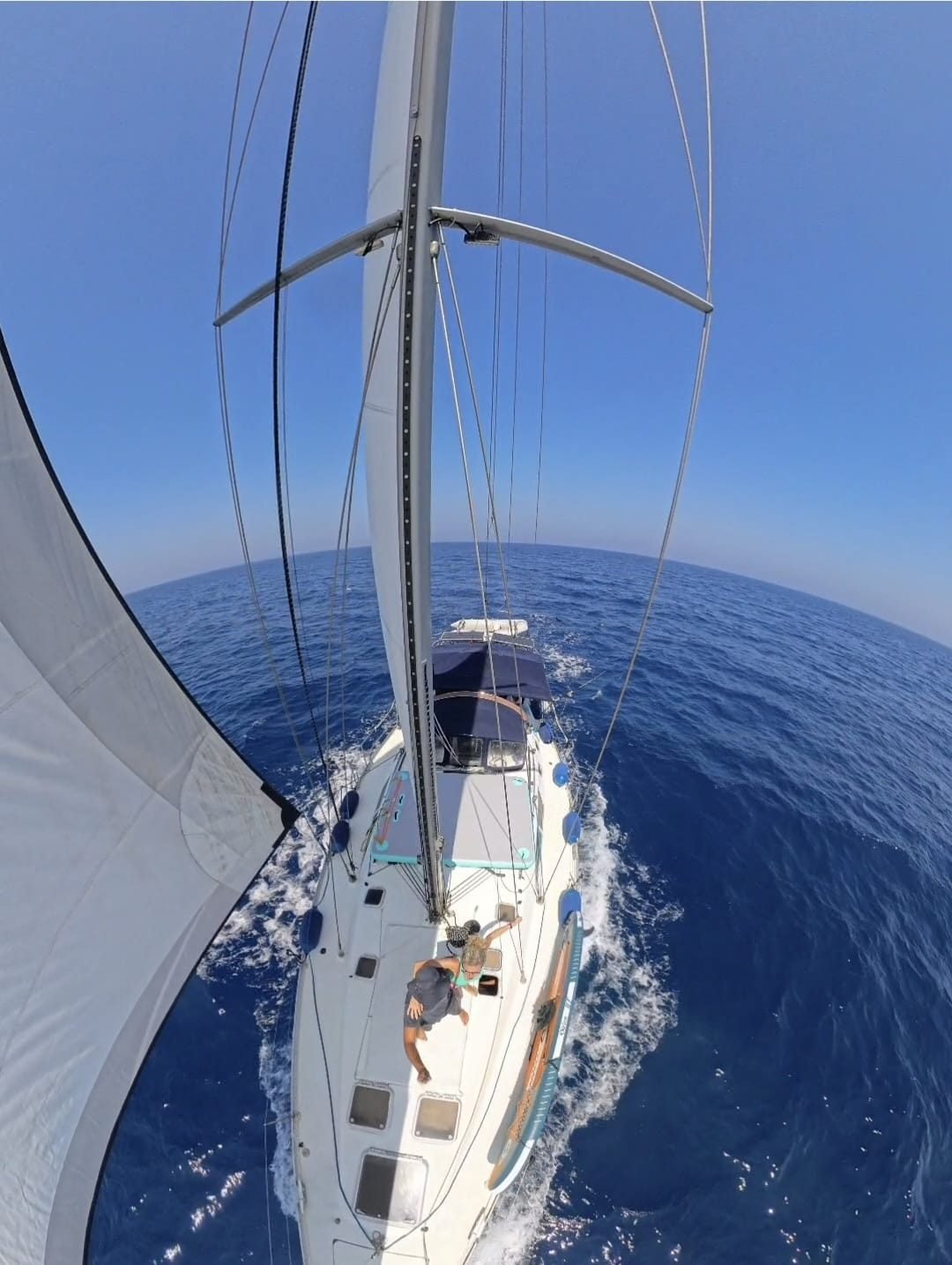 Barca a vela Uastasi 2.0 vista dall'alto dell'albero in navigazione nel mare del Salento