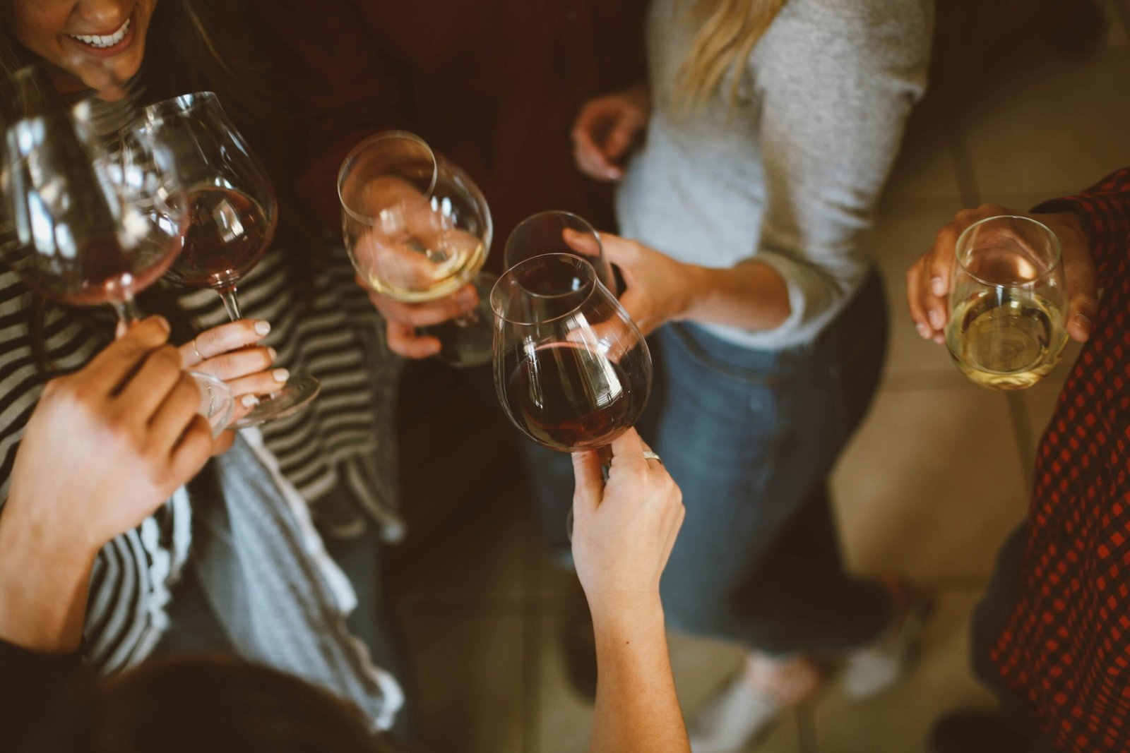 Aperitivo col Viaggiatore del Capitolo di Taranto di Epic Routes Community: un gruppo di viaggiatori a Taranto brinda con il vino tra racconti di viaggio