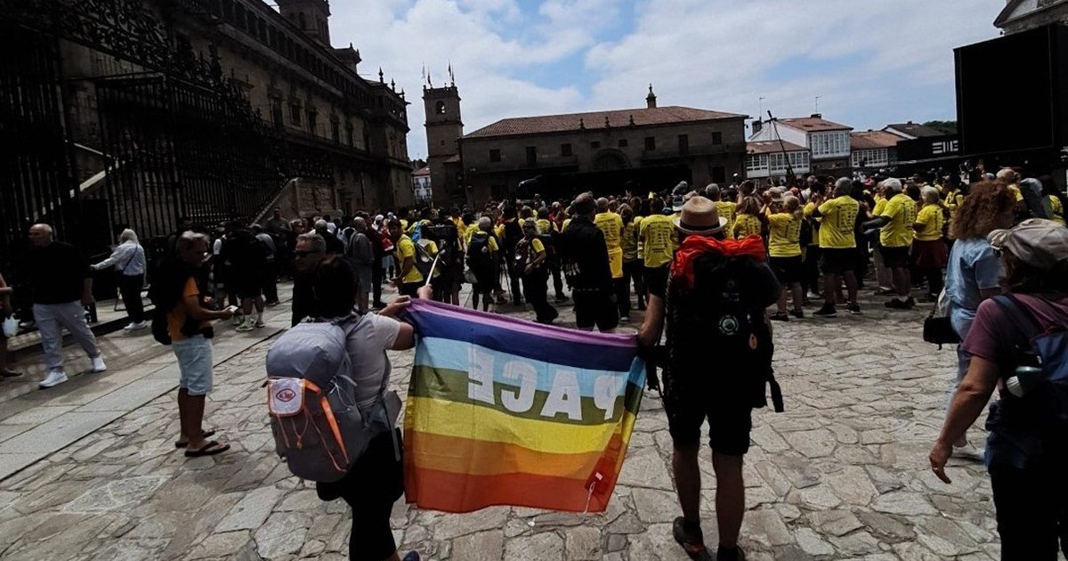 Pellegrini con la bandiera della Pace in piazza dell'Obradoiro, all'arrivo del Cammino di Santiago a Santiago de Compostela