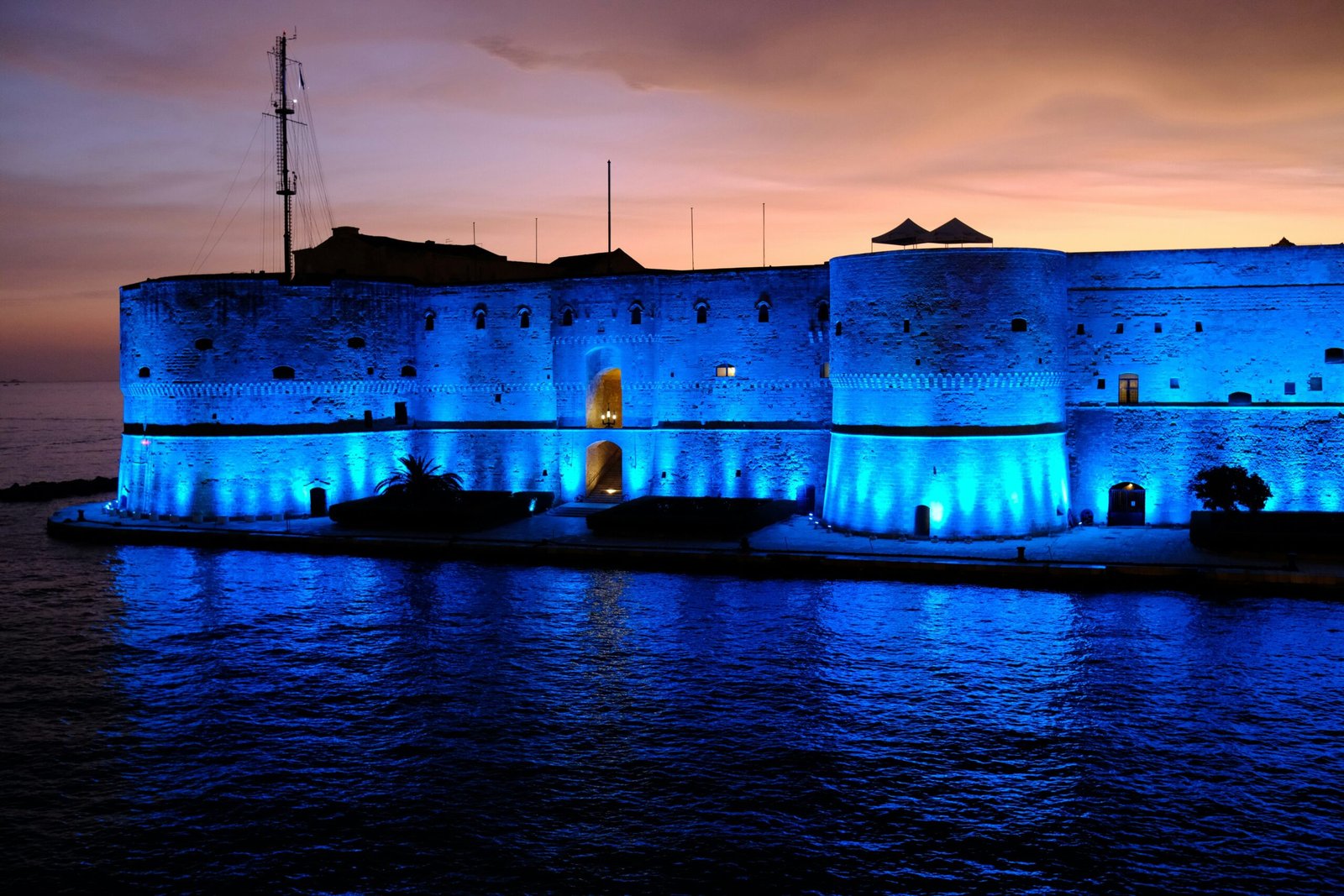 Capitolo di Taranto: il Castello Aragonese illuminato di notte nella Città dei due Mari