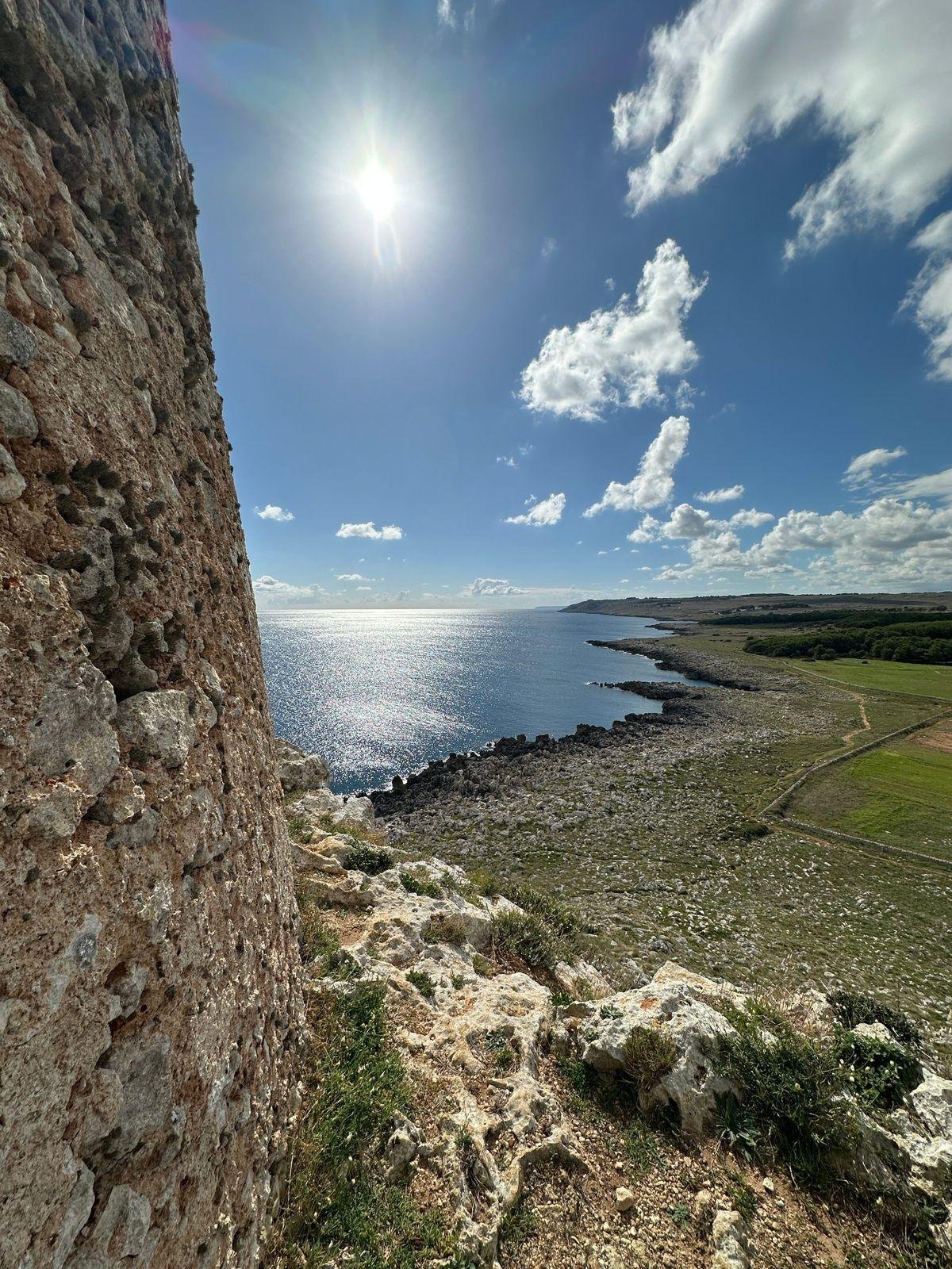 La costa adriatica a sud di Otranto vista dalla Torre Sant'Emiliano, con il mare che luccica al sole