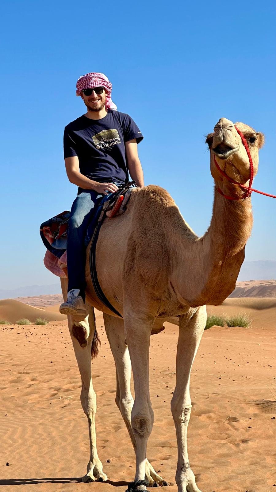 Filippo Pellegrini, Epic Router del Capitolo di Milano di Epic Routes Community, nel deserto accanto a un dromedario