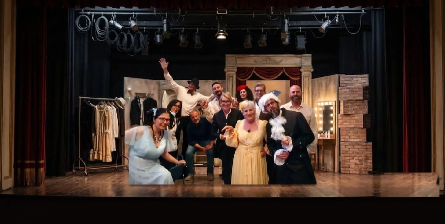 Il gruppo di Epic Routes Community sul palco durante una serata di teatro