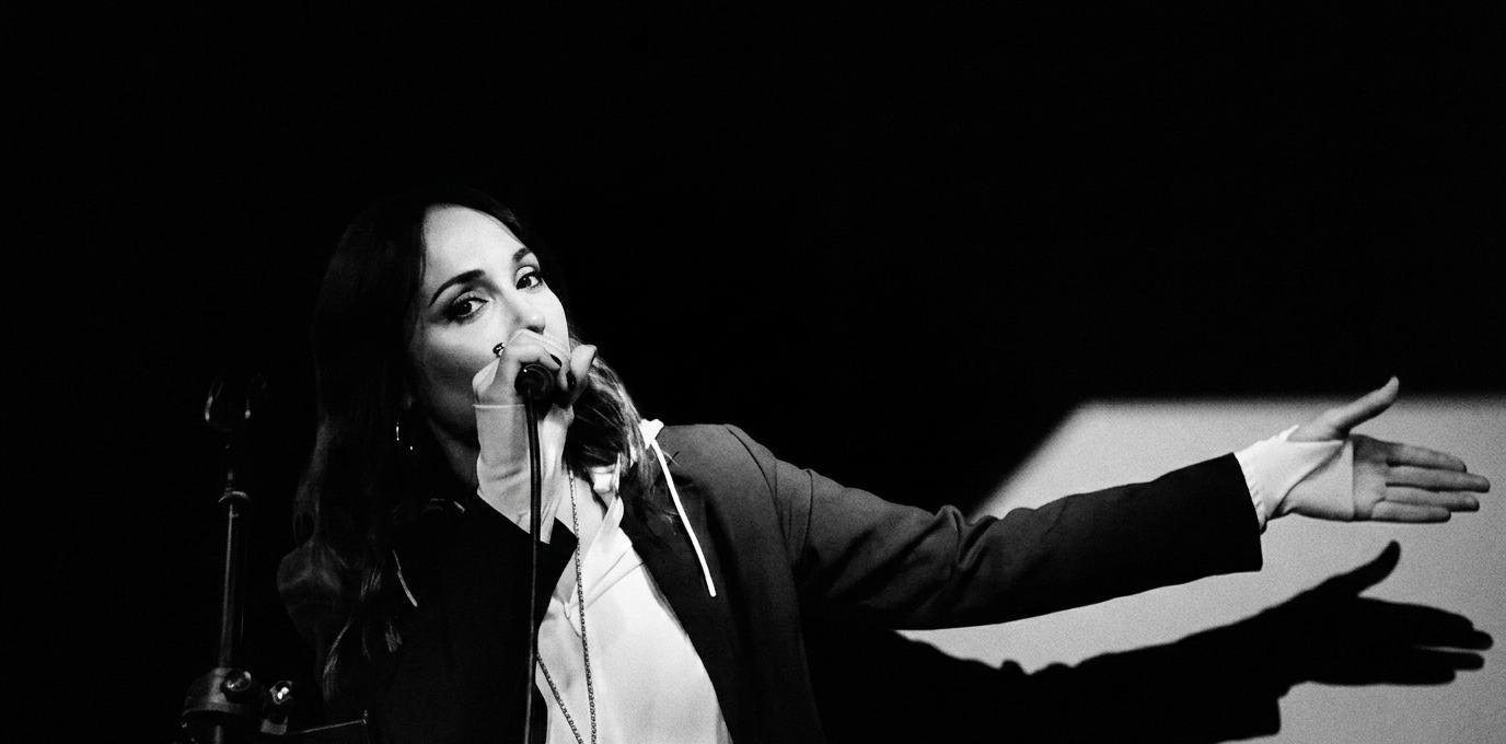 Ilaria Sequino, voce di The Horses ed Epic Router del Capitolo di Roma, canta dal vivo durante un concerto tributo a Patti Smith