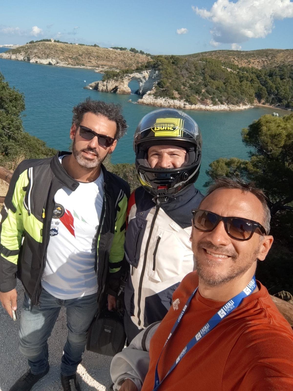Motociclisti di Epic Routes Community davanti all'Arco di San Felice, vicino a Vieste