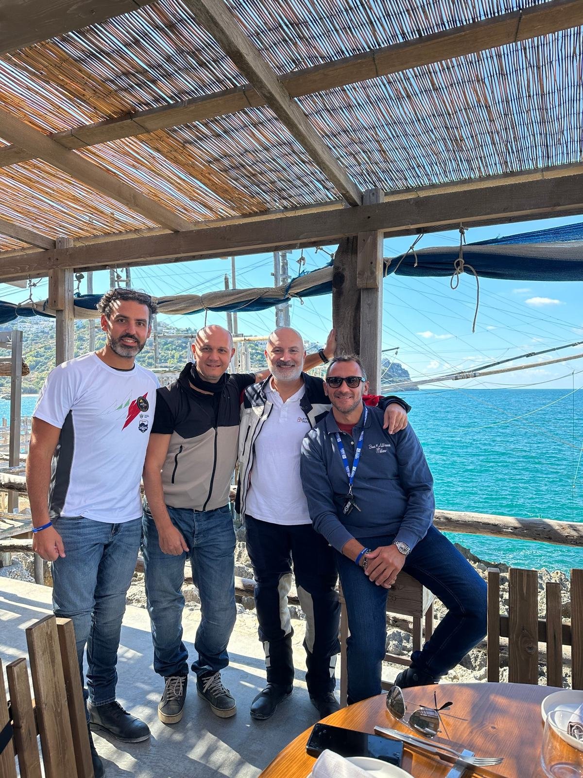 Il gruppo Motoraid di Epic Routes Community a pranzo su un trabucco affacciato sul mare del Gargano