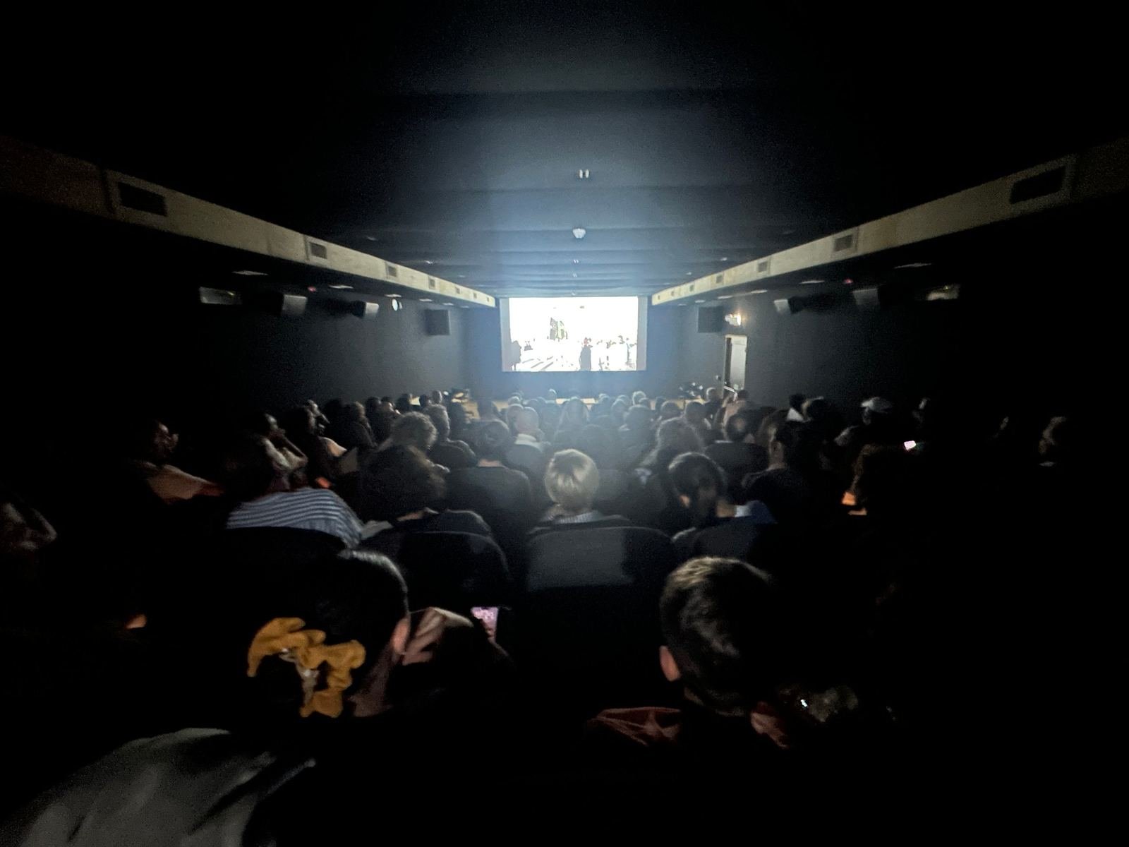 La sala del Cineporto di Lecce piena di spettatori durante la proiezione del docufilm Sotto il velo del Karma