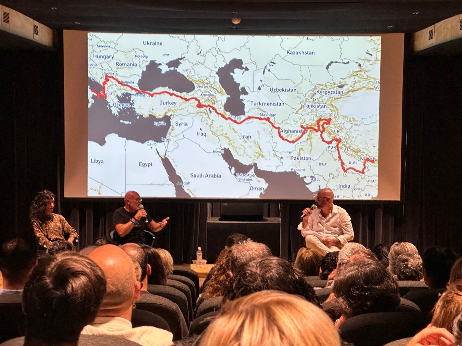 Antonio Rocco Cossa racconta il suo viaggio in moto dal palco del Cineporto di Lecce, davanti alla mappa del percorso dall'Italia al Nepal