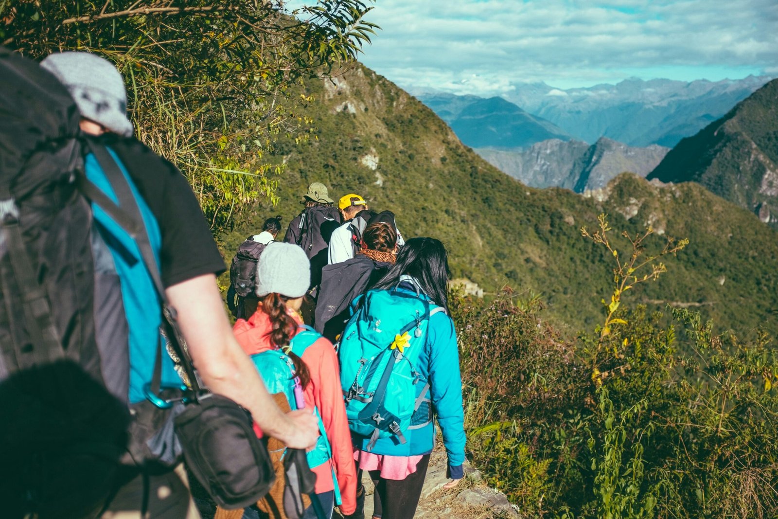Trekking del Capitolo di Taranto di Epic Routes Community: un gruppo di escursionisti lungo un sentiero nella natura