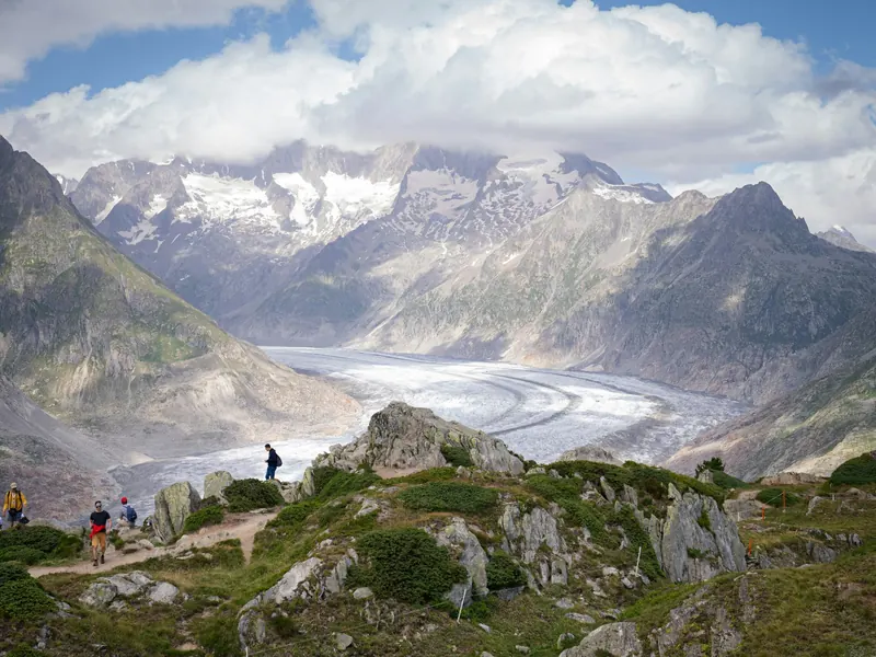Trekking in montagna del Capitolo di Milano di Epic Routes Community: escursionisti lungo un sentiero alpino