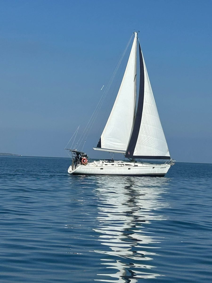 La barca a vela Uastasi 2.0 di Salento Vela Maestra in navigazione sul mare calmo di Otranto